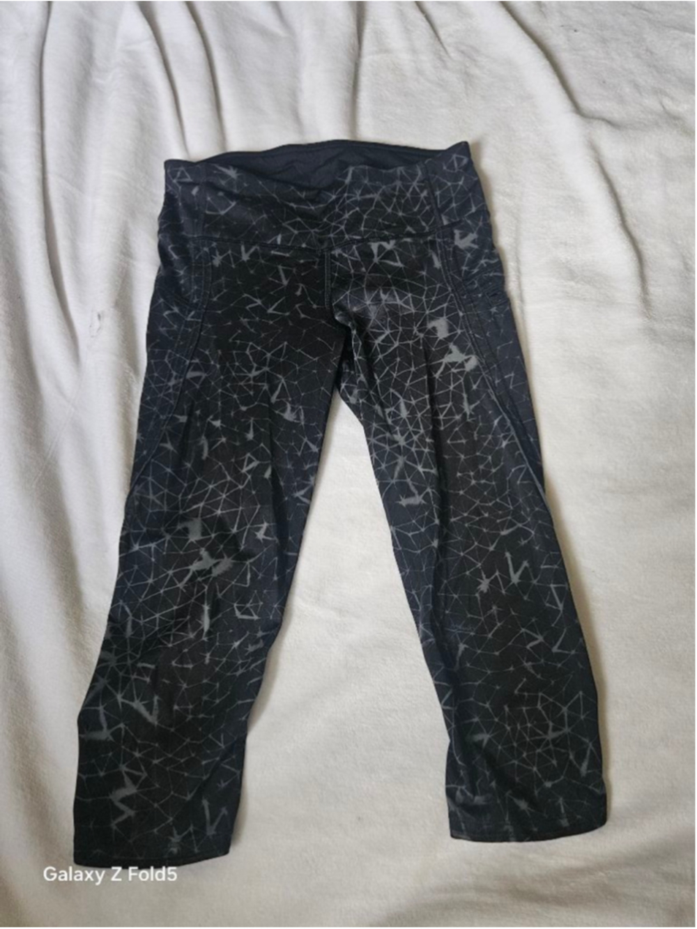 Women's Lululemon Black & Grey Patterned Capris Size 4